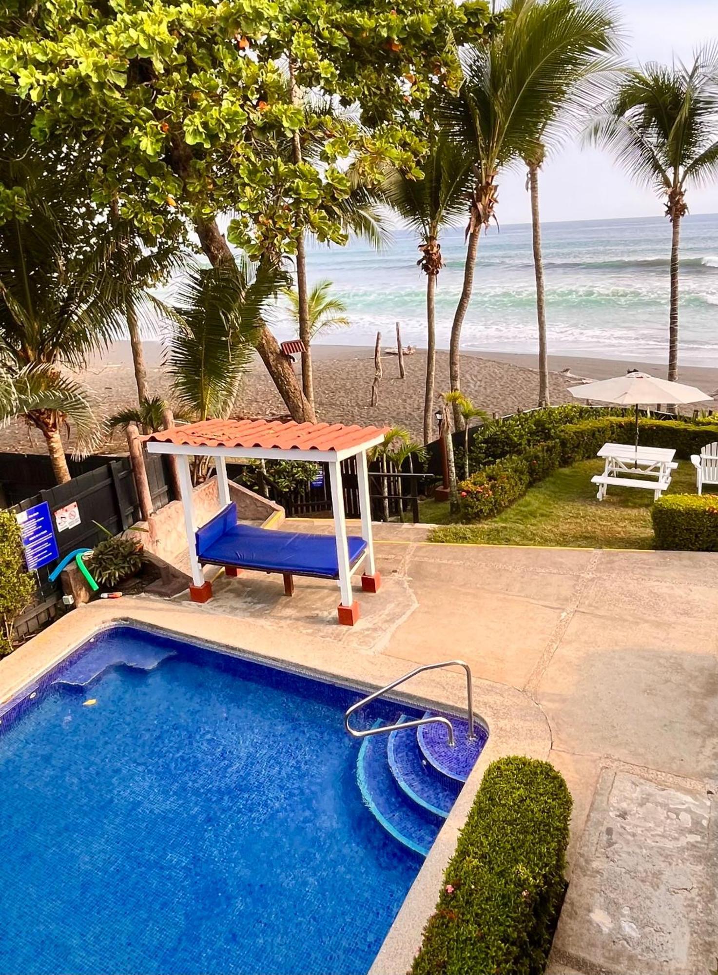 The Backyard Beachfront Hotel جاكو المظهر الخارجي الصورة