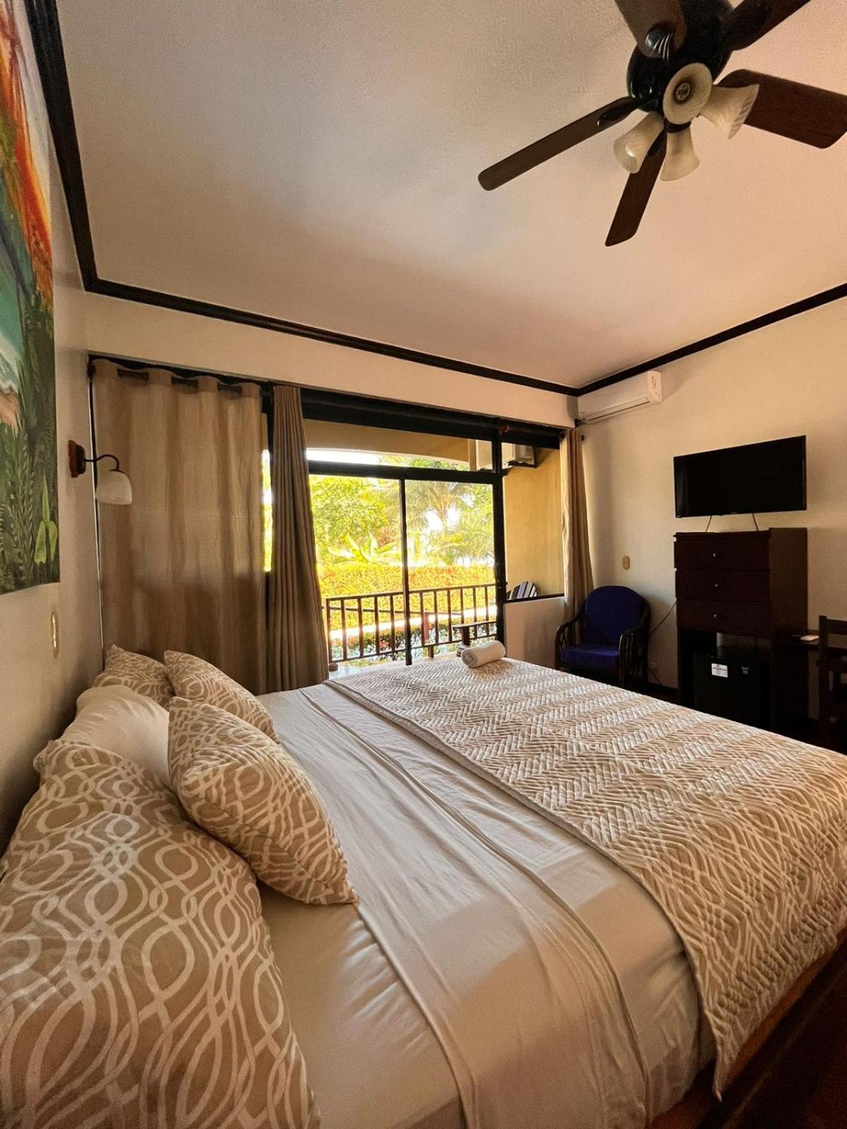 The Backyard Beachfront Hotel جاكو المظهر الخارجي الصورة